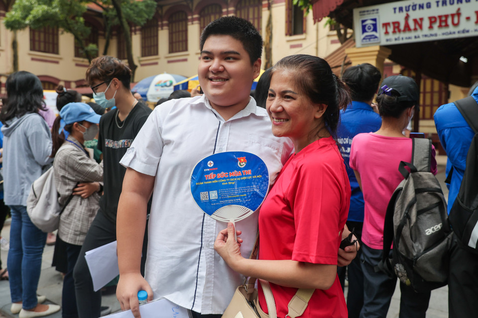 Phan Anh Thiên Vũ là thí sinh đầu tiên bước ra khỏi điểm thi trường Trung học Phổ thông Trần Phú. Vũ cho biết đề thi tiếng Anh năm nay tương đối 'dễ thở' và bám sát đề thi minh họa. (Ảnh: Minh Sơn/Vietnam+)