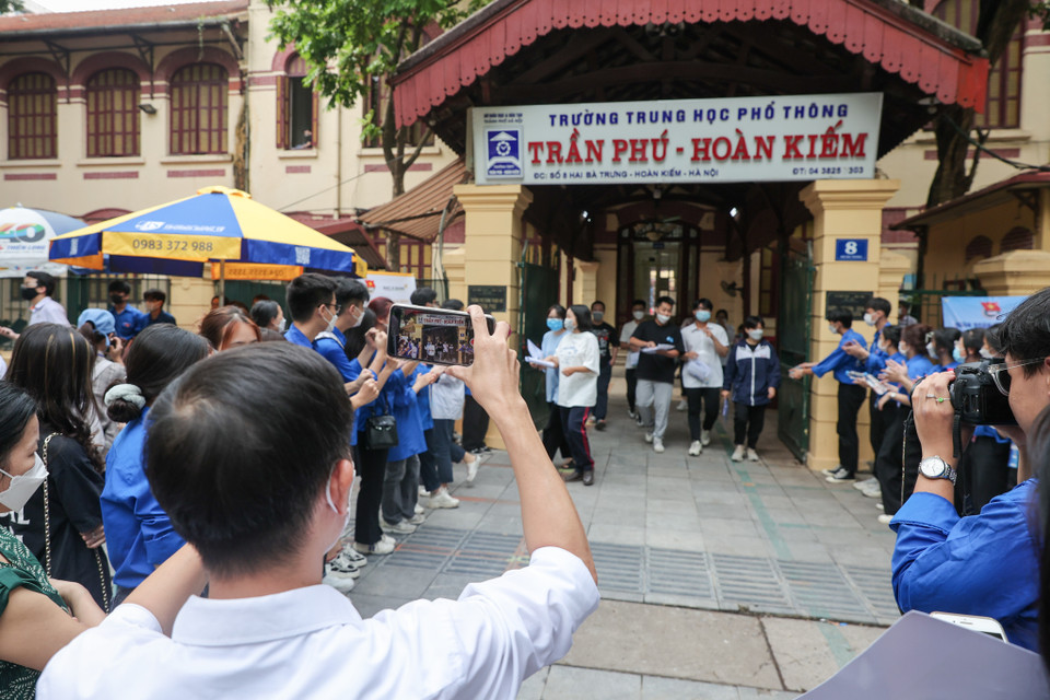 Nhiều phụ huynh đã có mặt tại điểm thi từ sớm để đón con em mình. (Ảnh: Minh Sơn/Vietnam+)