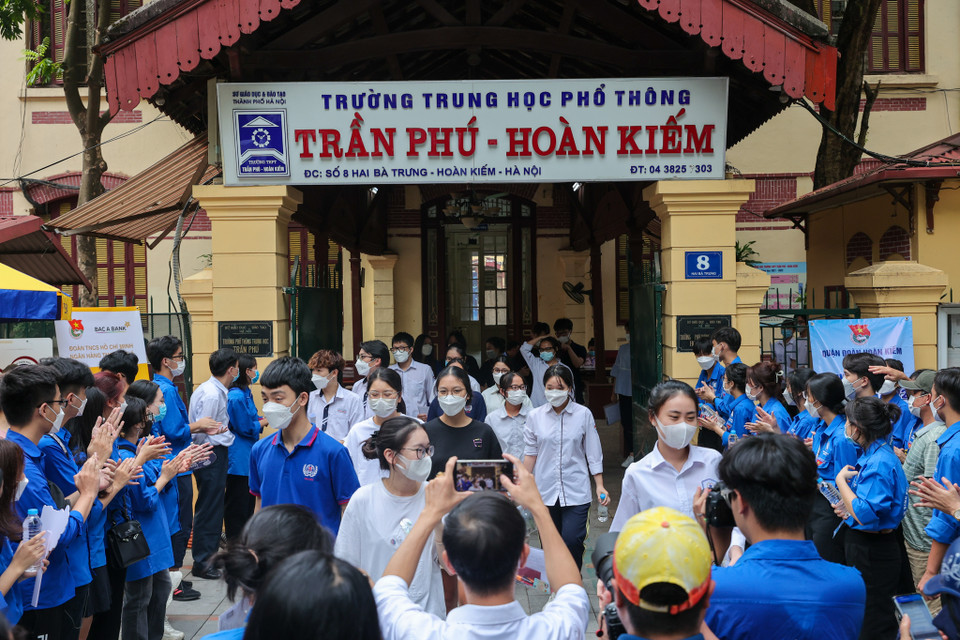 Lê Khánh Linh, một thí sinh khác đánh giá đề tiếng Anh năm nay phân loại ở những câu tìm lỗi sai và thành ngữ. Còn phần Đọc hiểu (Reading) lại dễ hơn so với các năm trước. Linh tự tin được 9 điểm với môn ngoại ngữ. (Ảnh: Minh Sơn/Vietnam+)