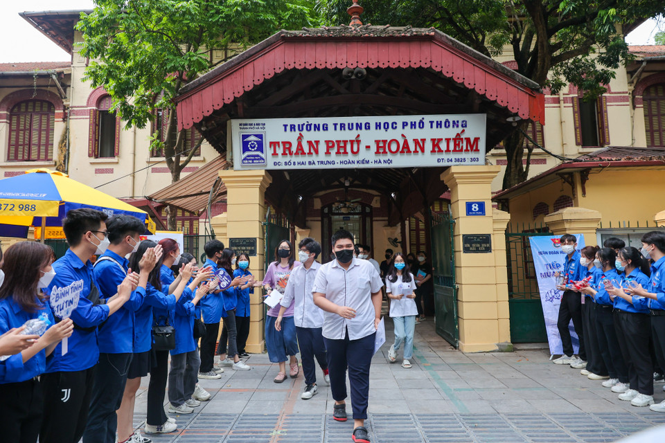 Chiều 8/7, các sĩ tử đã chính thức hoàn thành bài thi môn tiếng Anh Kỳ thi tốt nghiệp trung học phổ thông 2022. (Ảnh: Minh Sơn/Vietnam+) 