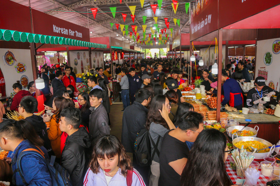 Với chủ đề 'Vi vu ẩm thực châu Á', lễ hội sẽ quy tụ 34 quán ăn của các nước Nhật Bản, Hàn Quốc, Thái Lan, Việt Nam. (Ảnh: Minh Sơn/Vietnam+)