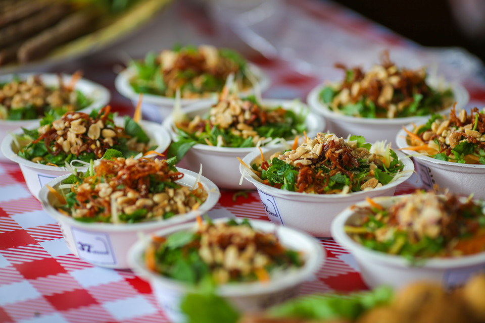 Nhưng nhiều người vẫn không khỏi 'ứa nước miếng' khi tham dự một sự kiện với hàng trăm món ăn ngon mắt thế này. (Ảnh: Minh Sơn/Vietnam+)