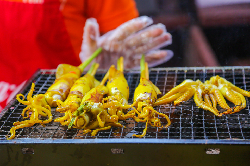Sự kiện còn là cơ hội để các doanh nghiệp kinh doanh dịch vụ ăn uống trên địa bàn thủ đô Hà Nội giới thiệu và quảng bá các món ăn đường phố đặc sắc đến với cộng đồng. (Ảnh: Minh Sơn/Vietnam+)