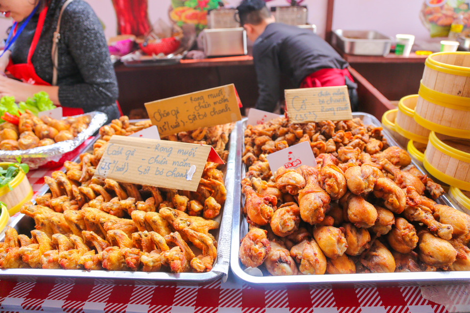 Điều đặc biệt tại sự kiện, toàn bộ những vật dụng đựng món ăn đều làm bằng giấy thân thiện với môi trường. (Ảnh: Minh Sơn/Vietnam+)