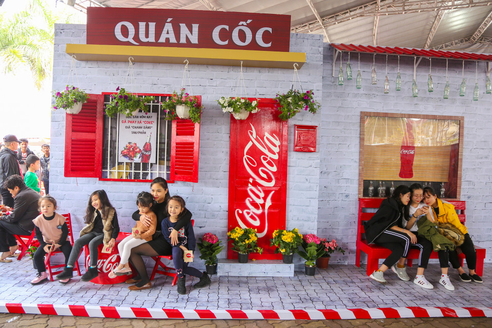 Bên cạnh các gian hàng ẩm thực, ban tổ chức cũng bố trí những góc phố chụp hình mang nét đặc trưng của 4 quốc gia đại diện giúp thực khách lưu lại những khoảnh khắc đẹp. (Ảnh: Minh Sơn/Vietnam+)