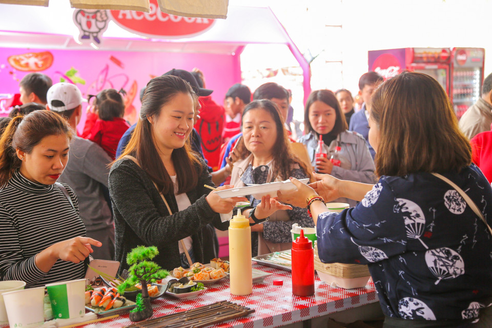 Trong 2 ngày từ 12-13/1, thực khách Thủ đô sẽ được khám phá hàng trăm món ăn tại lễ hội ẩm thực châu Á đang diễn ra tại Sân vận động Quần Ngựa (Hà Nội). (Ảnh: Minh Sơn/Vietnam+)