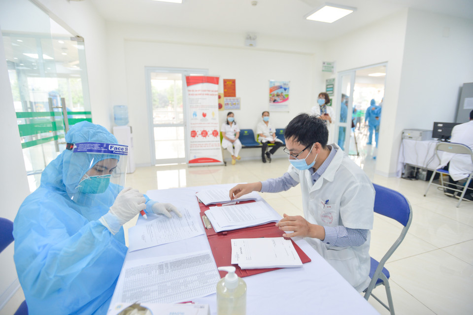 Những người thuộc diện tiêm sẽ được khám sàng lọc kỹ lưỡng. Nếu bị ho, sốt, khó thở sẽ không tiến hành tiêm. (Ảnh: Minh Sơn/Vietnam+)