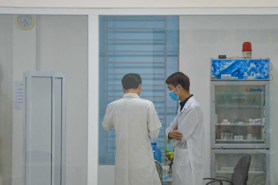 Bác sĩ Vũ Minh Điền, Phó giám đốc Trung tâm phòng chống dịch và tiêm chủng vaccine, Bệnh viện Bệnh Nhiệt đới Trung ương cho biết cả đợt bệnh viện có 420 nhân viên y tế tiêm. (Ảnh: Minh Sơn/Vietnam+)