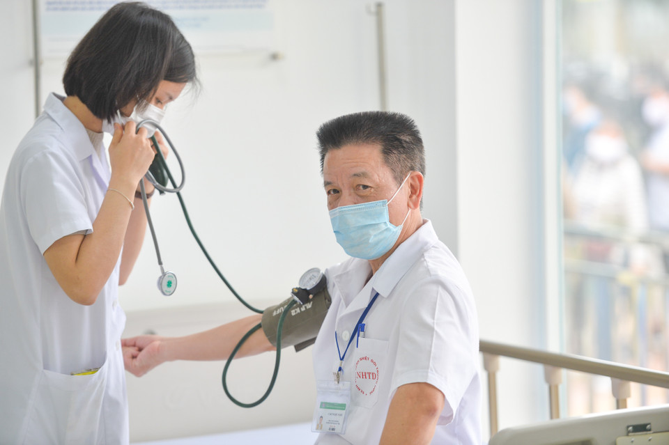 Bộ Y tế khuyến cáo mỗi người tiêm đủ hai liều vaccine AstraZeneca. Mũi tiêm thứ hai cách mũi thứ nhất 12 tuần. (Ảnh: Minh Sơn/Vietnam+)