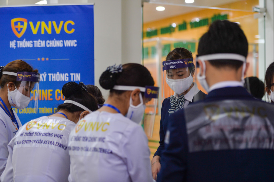 Đây là những người trực tiếp tiếp nhận, chăm sóc, điều trị bệnh nhân COVID-19 hoặc có tiếp xúc với các nguồn nguy cơ lây nhiễm COVID-19. (Ảnh: Minh Sơn/Vietnam+)