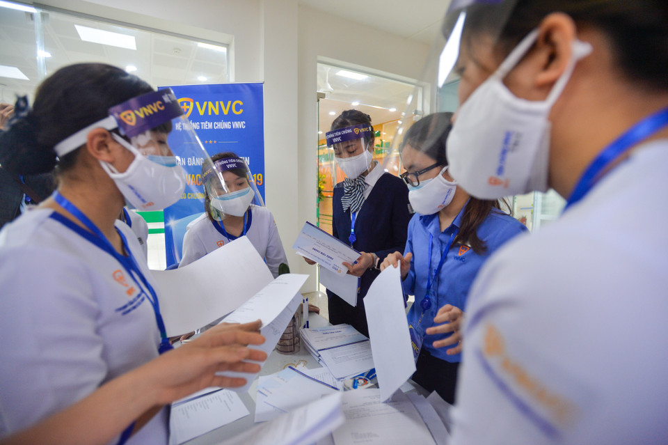 Bệnh viện Bệnh Nhiệt đới Trung ương bố trí 3 bàn tiêm tại Phòng Tiêm chủng, Trung Tâm Phòng chống dịch. (Ảnh: Minh Sơn/Vietnam+)