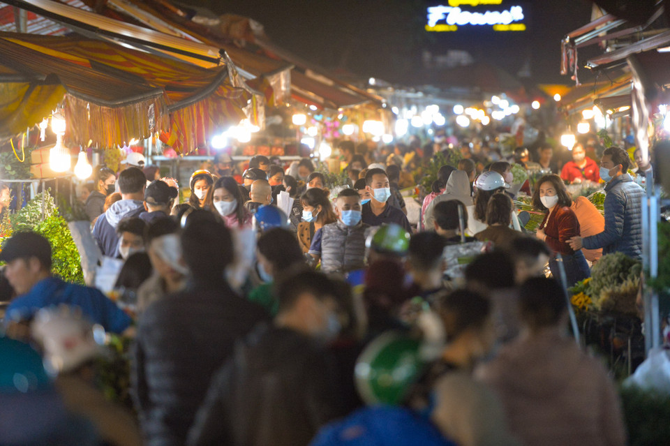 Khác với cảnh ảm đạm, ế hàng năm ngoái, chợ hoa lớn nhất Thủ đô lại tấp nập người mua, kẻ bán khi ngày Quốc tế Phụ nữ 8/3 đang cận kề. (Ảnh: Minh Sơn/Vietnam+)