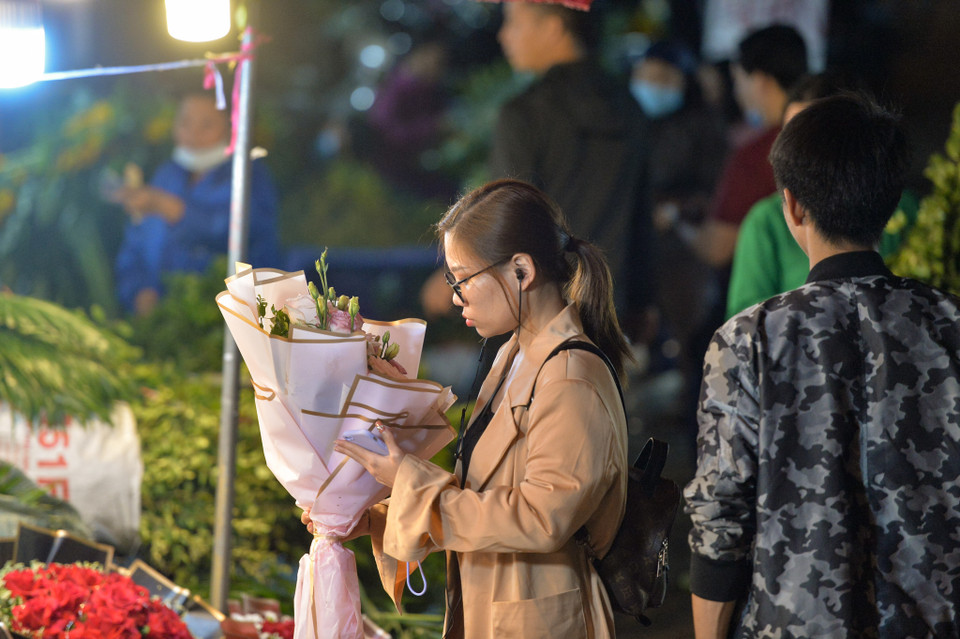 Các chủ sạp bán hoa ở đây cho biết, gần dịp 8/3 nên giá hoa tăng nhẹ tuy nhiên người mua vẫn tốt hơn so với năm ngoái. (Ảnh: Minh Sơn/Vietnam+)