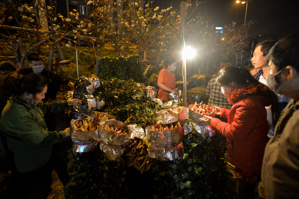 Đây cũng là thời điểm nhiều người dân lựa chọn để đi chợ vì sẽ kiếm được hoa tươi, giá ưng ý. (Ảnh: Minh Sơn/Vietnam+)