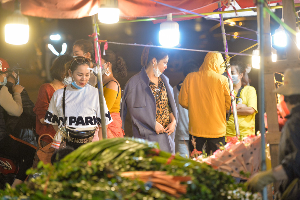 Người dân Thủ đô đã quen tới đây để lựa chọn hoa mỗi khi có dịp đặc biệt. (Ảnh: Minh Sơn/Vietnam+)