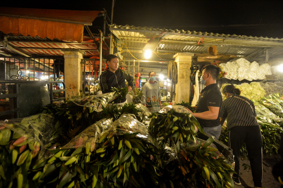 Chợ hoa Quảng An nhộn nhịp nhất lúc khoảng 11- 12 giờ đêm. (Ảnh: Minh Sơn/Vietnam+)