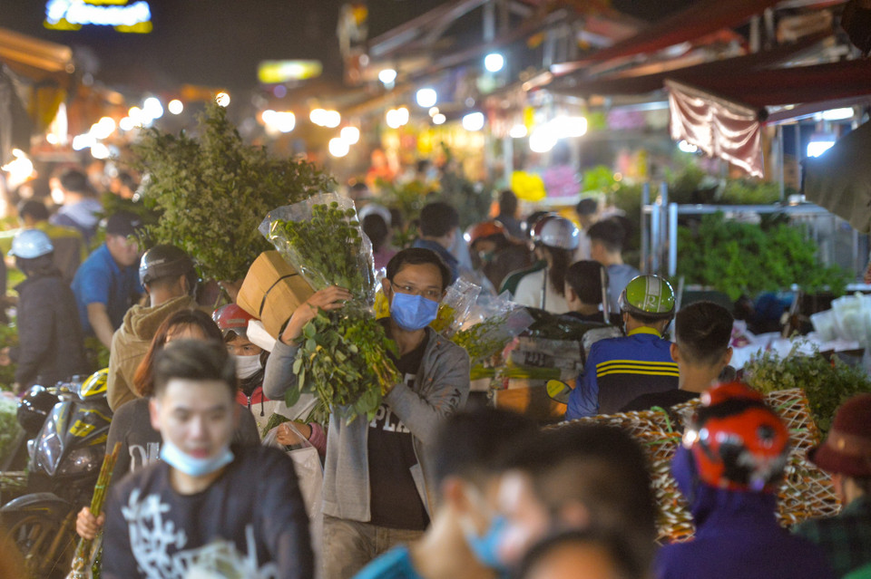 Các chuyến xe nối tiếp ra vào, các thương lái làm việc trắng đêm, xuyên ngày để nhập hàng, phân loại ra thị trường sau một thời gian dài trầm lắng vì dịch COVID-19. (Ảnh: Minh Sơn/Vietnam+)