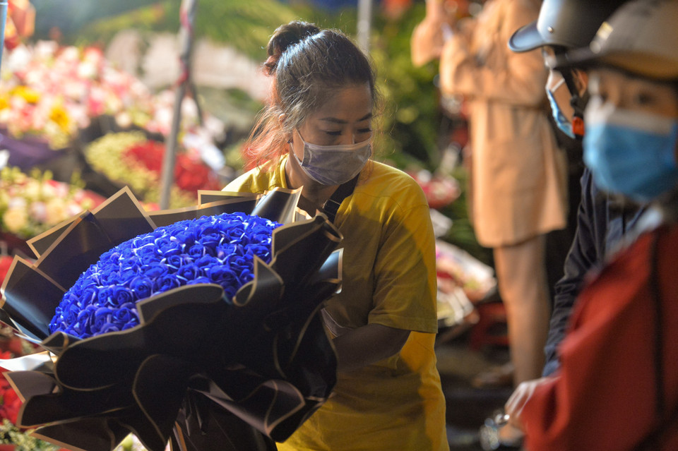 Các thương lái phải thức trắng đêm để nhập hàng, phân loại và đưa ra thị trường trong những ngày này. (Ảnh: Minh Sơn/Vietnam+)