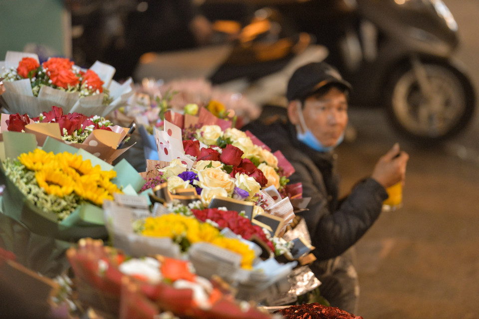 Các loại hoa tranh thủ đua sắc trong dịp lễ đặc biệt tôn vinh phụ nữ. (Ảnh: Minh Sơn/Vietnam+)