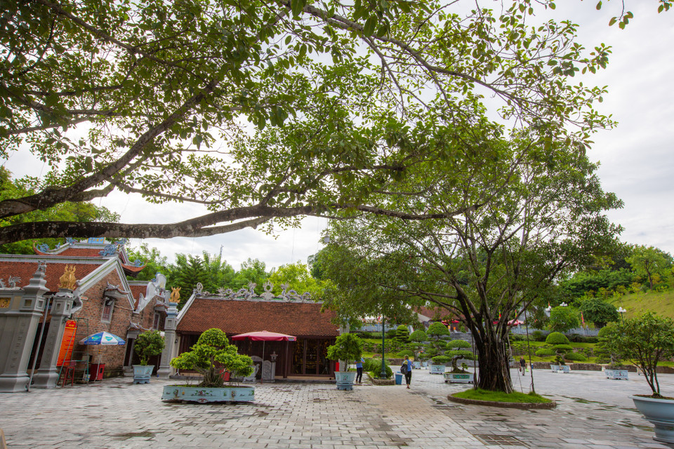 Trước khi thờ Trần Quốc Tảng, đền Cửa Ông gọi là Miếu Hoàng Tiết chế. Khi đó thờ Hoàng Cần, là người địa phương có nhiều công đánh phá giặc cướp, được các triều vua phong 'Khâm sai Đông Đạo Tiết chế'. (Ảnh: Minh Sơn/Vietnam+)