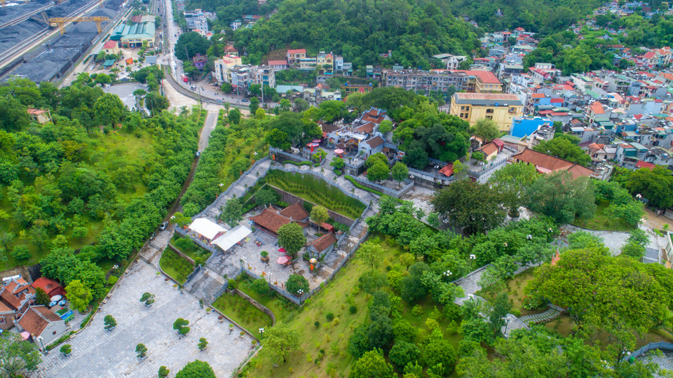 Đền Cửa Ông nằm trên một ngọn đồi cao khoảng 100m, thuộc khu 9A, phường Cửa Ông (thành phố Cẩm Phả, tỉnh Quảng Ninh). (Ảnh: Minh Sơn/Vietnam+)