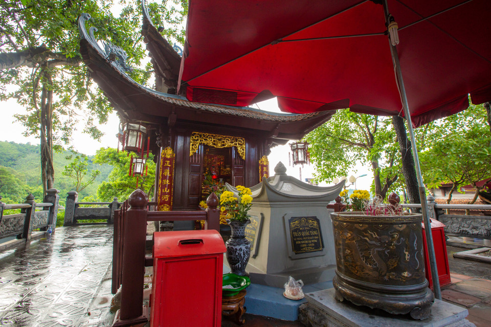 Phía sau đền Thượng là lăng Trần Quốc Tảng. (Ảnh: Minh Sơn/Vietnam+)