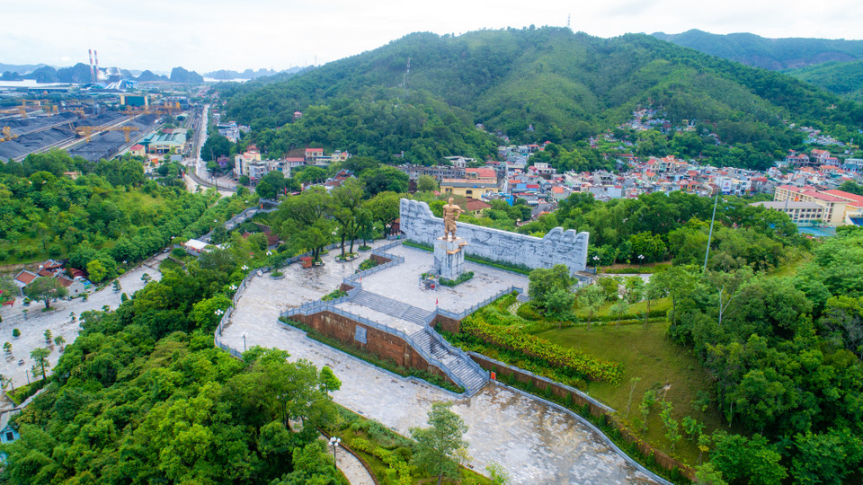 Ngôi đền tọa lạc trên một ngọn núi trông ra vịnh Bái Tử Long, tạo thành thế 'Tọa sơn hướng hải.' (Ảnh: Minh Sơn/Vietnam+)