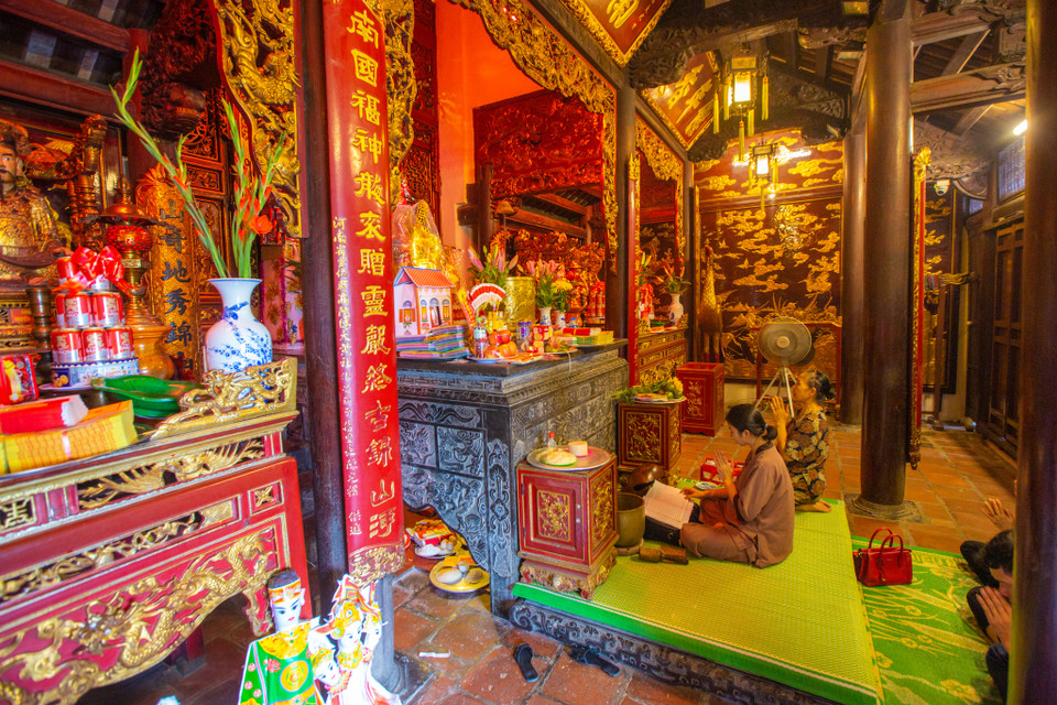 Hiện nay, đền Cửa Ông còn lưu giữ 34 pho tượng lớn nhỏ đã được các nghệ nhân chạm trổ công phu, với tư thế ngồi trong ngai, khám, long đình rất cân đối, mang giá trị nghệ thuật cao. (Ảnh: Minh Sơn/Vietnam+)