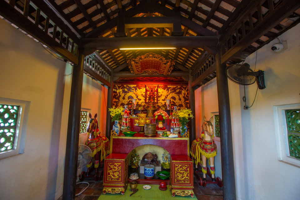 Bên trái đền Thượng là đền Quan Châu. Bên phải là một ngôi chùa, thờ Thích Ca Mâu Ni cùng các chức sắc nhà Phật và thiên đình. Đặc biệt ở ngôi chùa này có thờ Tuệ Trung Thượng sĩ. (Ảnh: Minh Sơn/Vietnam+)