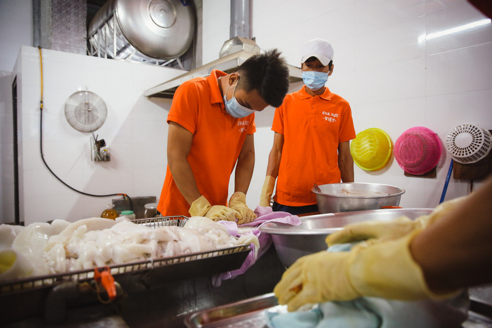 Mực phải được vắt thật ráo nước và sạch sẽ trước khi đem vào xay qua. (Ảnh: Minh Sơn/Vietnam+)