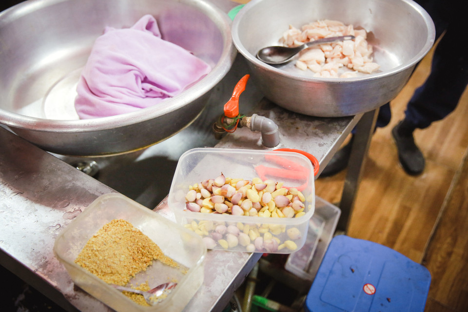 Các loại gia vị được trộn với chả mực: Muối, hạt tiêu, nước mắm, tỏi, hành và một ít bột nếp nhằm tạo độ kết dính. Tuỳ theo công thức riêng của mỗi hộ gia đình, mỗi miếng chả mực sẽ có độ ngon khác nhau. (Ảnh: Minh Sơn/Vietnam+)