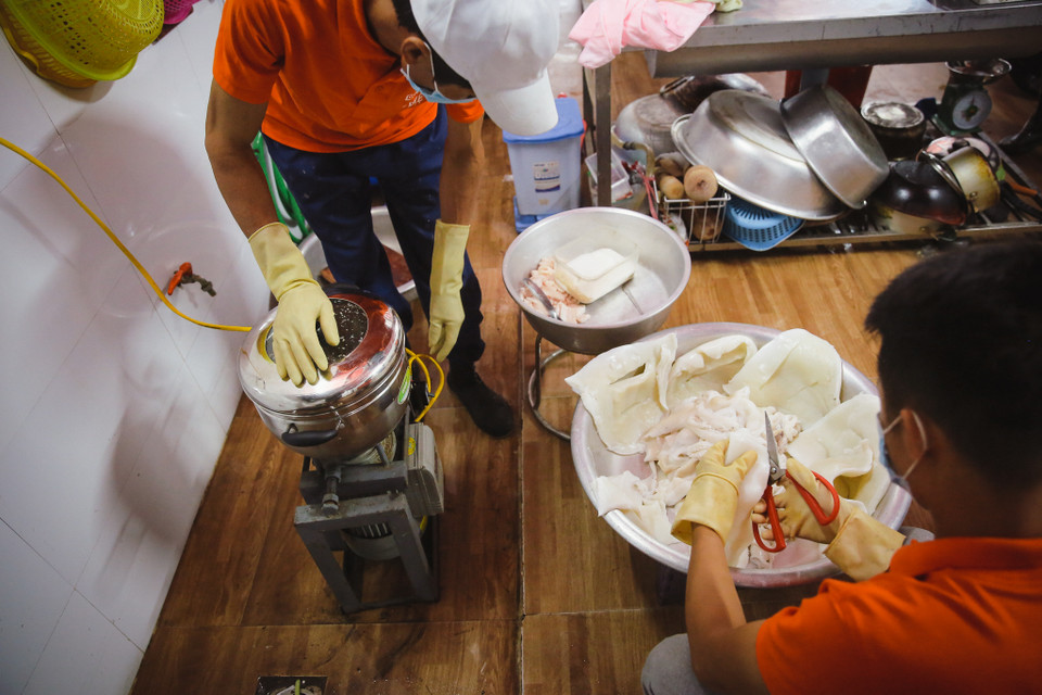 Các miếng mực được mang xay sơ qua trước khi mang vào giã. (Ảnh: Minh Sơn/Vietnam+)