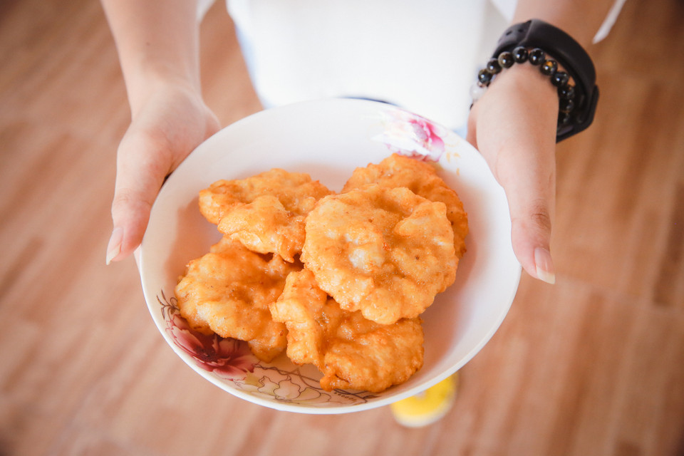 Theo sự phát triển của ngành du lịch tại Quảng Ninh, chả mực Hạ Long đã trở thành một trong những món ăn đặc sản, được bạn bè trong nước cũng như quốc tế ưa chuộng. (Ảnh: Minh Sơn/Vietnam+)