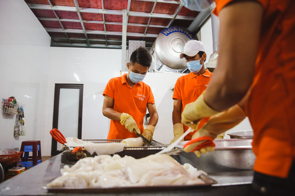 Chẳng biết tự bao giờ, những miếng chả mực vàng ruộm ngọt lừ lại hấp dẫn du khách đến với vùng đất Quảng Ninh. Khoảng mười năm trở lại đây, nghề làm chả mực giã tay đem lại nguồn thu nhập ổn cho rất nhiều hộ gia đình. (Ảnh: Minh Sơn/Vietnam+)