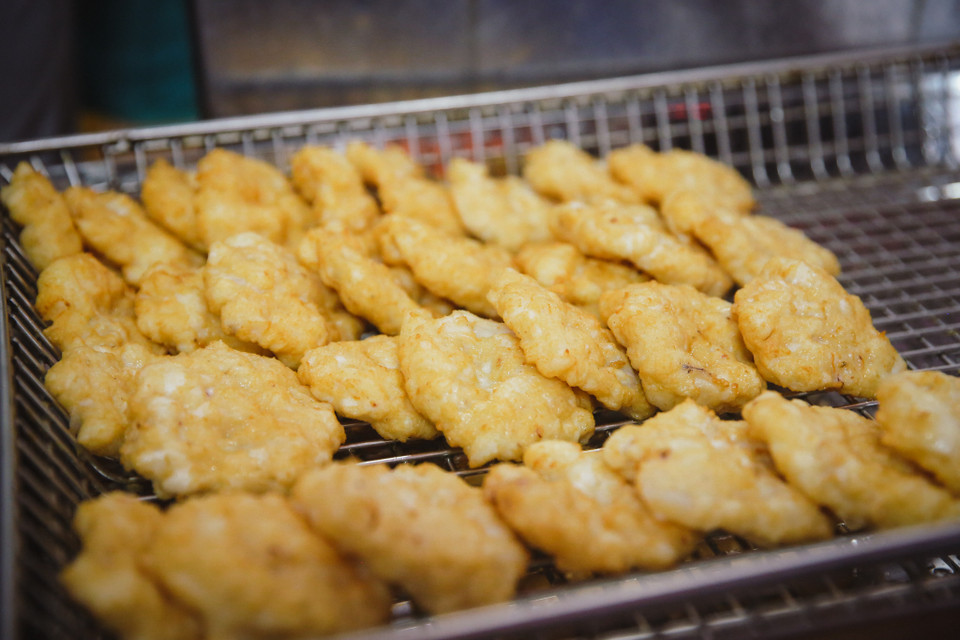 Tiếp đó khi ăn, miếng chả mực phải dai, giòn sần sật, thơm, bùi đồng thời có vị thơm của hành tỏi, vị dai giòn của miếng chả mực. (Ảnh: Minh Sơn/Vietnam+)