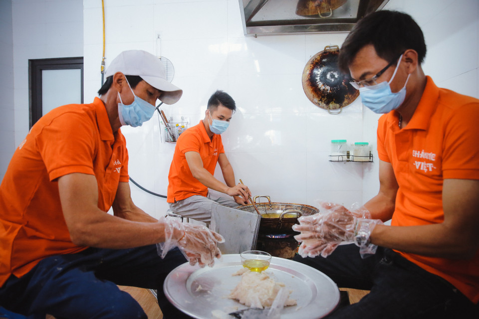 Vào lúc cao điểm, cơ sở này có thể sản xuất đến 100kg chả mực mỗi ngày. (Ảnh: Minh Sơn/Vietnam+)