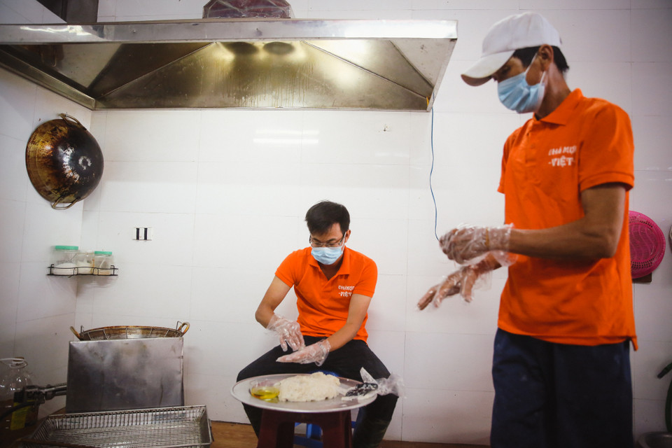 Các miếng mực sau khi mang ra bắt đầu được nặn thành hình để mang đi rán. (Ảnh: Minh Sơn/Vietnam+)