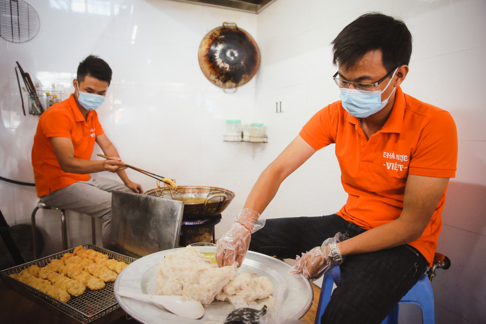 Theo chủ cơ sở sản xuất chả mực, miếng chả tiêu chuẩn trước nhất là màu sắc. Khi bên ngoài có màu vàng cánh gián, trong cắt ra mà trắng. (Ảnh: Minh Sơn/Vietnam+)