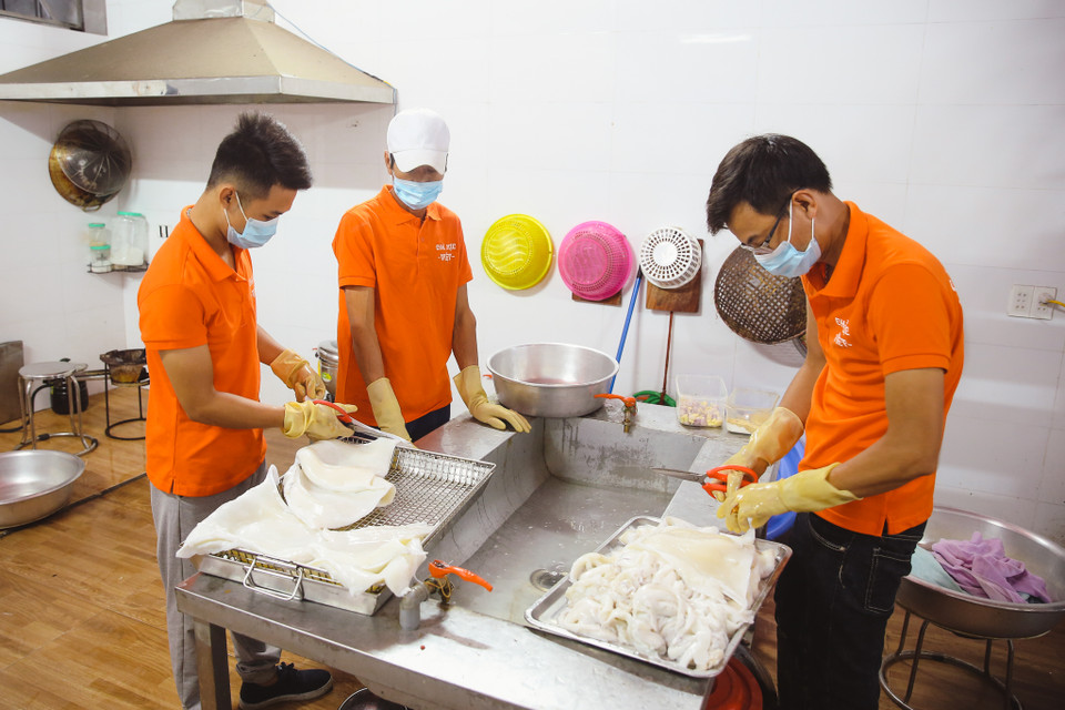 Theo nhiều người, chả mực Hạ Long khác so với loại chả này ở nhiều nơi khác. Điều này xuất phát từ nguyên liệu chính làm ra món ăn là con mực mai có kích thước lớn, từ 1- 2kg. Nếu dùng loại mực khác sẽ không có độ keo dính của miếng chả, mùi thơm cũng như hương vị đặc trưng. (Ảnh: Minh Sơn/Vietnam+)