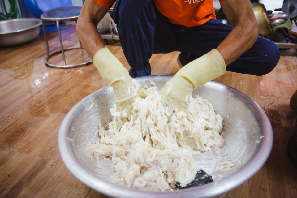 Trong suốt quá trình làm việc, mỗi công nhân đều tự giác đeo găng tay để đảm bảo an toàn vệ sinh thực phẩm. (Ảnh: Minh Sơn/Vietnam+)