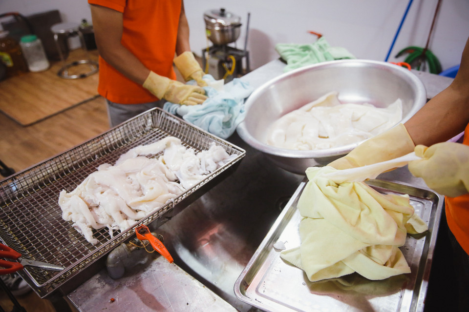 Chủ một cơ sở làm chả mực tại Hạ Long cho biết việc xay qua mực giúp cho việc gia tay được nhàn hơn nhưng vẫn đảm bảo chất lượng của miếng chả mực. Nếu xay hết mực rồi mang rán luôn sẽ khiến miếng chả mực bị bở, ăn không ngon. (Ảnh: Minh Sơn/Vietnam+)