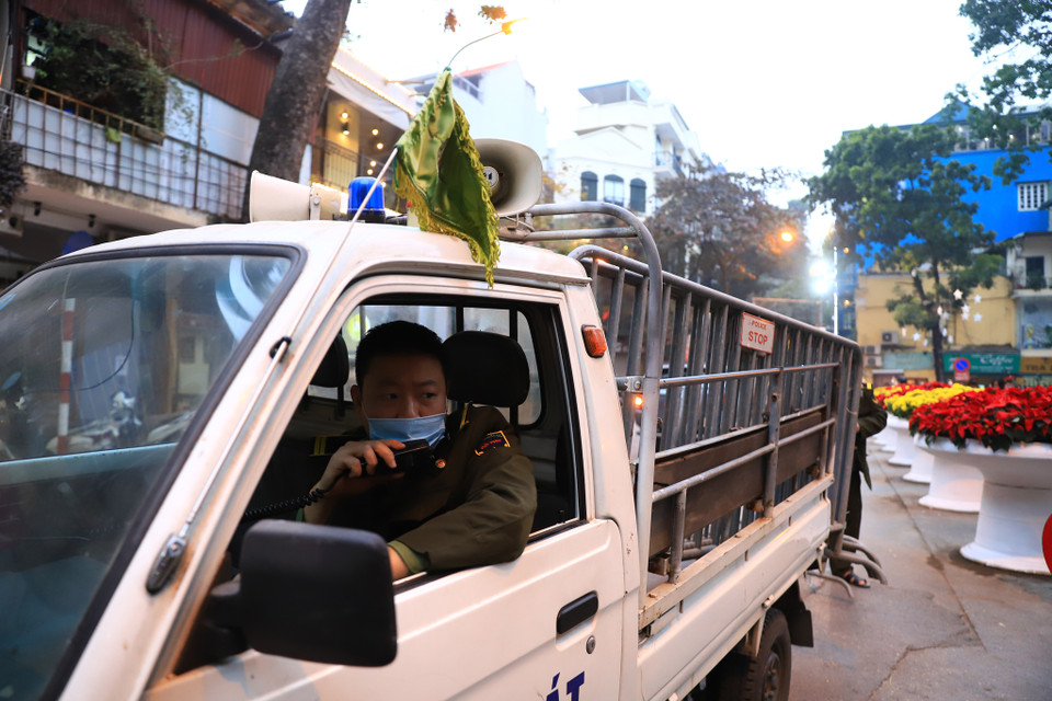 Lực lượng chức năng đã tiến hành giải tán các phương tiện để lập rào chắn cấm đường từ 18 giờ. (Ảnh: Hoài Nam/Vietnam+)
