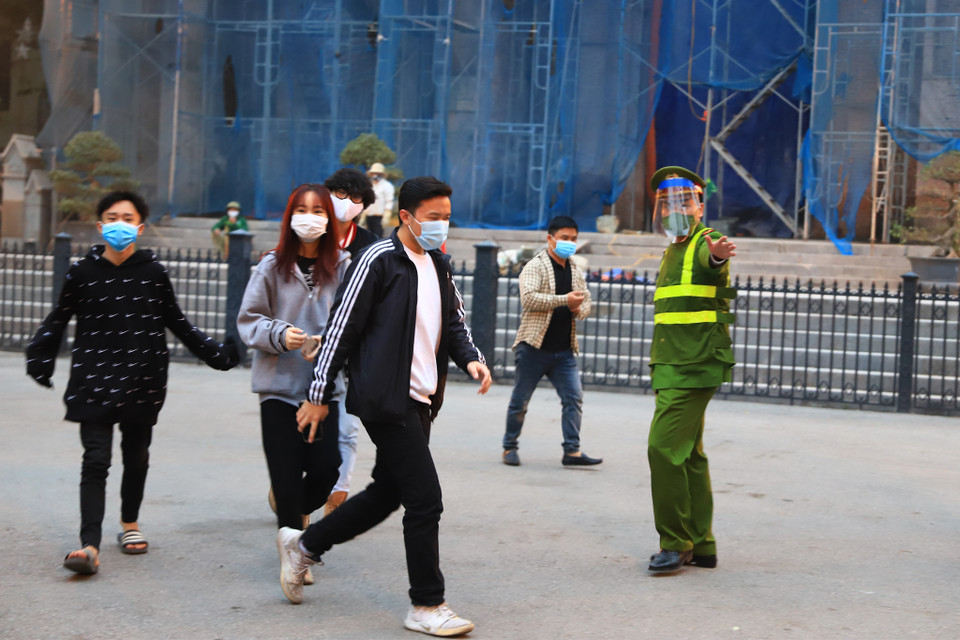 Những người không có phận sự tại khu vực Nhà thờ Lớn cũng được yêu cầu di chuyển ra khỏi khuôn viên nhà thờ. (Ảnh: Hoài Nam/Vietnam+)