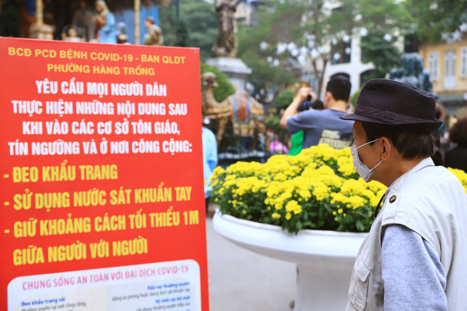 Trước đó ban chỉ đạo phòng chống dịch phường Hàng Trống đã dựng pano về các quy định phòng chống dịch trước khu vực nhà thờ để nhắc nhở người dân tuân thủ các quy định phòng chống dịch. (Ảnh: Hoài Nam/Vietnam+)