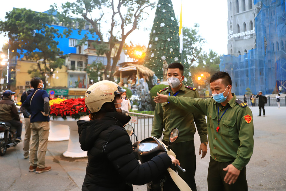 Các phương tiện sẽ được yêu cầu di chuyển theo lộ trình khác nếu không có giấy chứng nhận âm tính COVID-19 và giấy mời của ban tổ chức Nhà thờ Lớn. (Ảnh: Hoài Nam/Vietnam+)