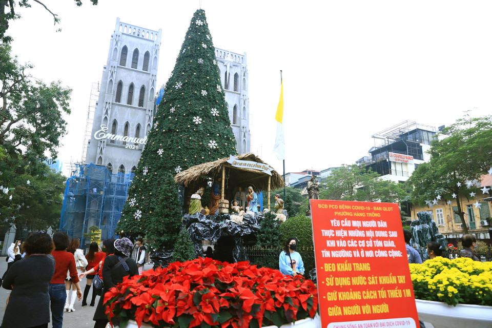 Ghi nhận tại thời điểm 16 giờ 30 tại Nhà thờ Lớn (Hà Nộii) có khá đông người dân ‘tranh thủ’ chụp ảnh trước khi công an phường Hàng Trống tiến hành lập rào chắn quanh khu vực này để hạn chế đông người, chống dịch COVID-19. (Ảnh: Hoài Nam/Vietnam+)