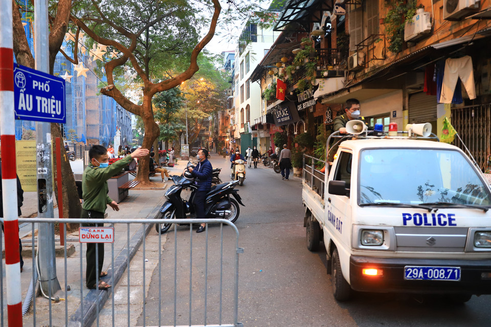 Con phố Ấu Triệu bên cạnh cũng sẽ được dựng rào, các phương tiện không thể di chuyển qua khu vực này. (Ảnh: Hoài Nam/Vietnam+)