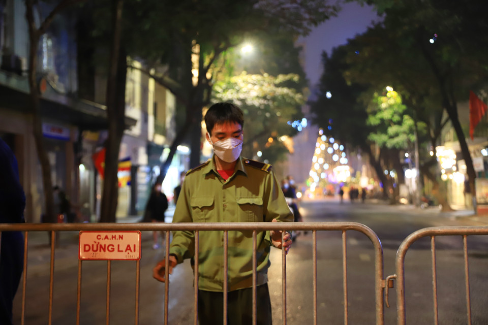 Thời điểm 18 giờ những chốt cuối cùng tại vòng ngoài cũng đã dựng xong như phố Nhà Thờ và Nhà Chung. (Ảnh: Hoài Nam/Vietnam+)