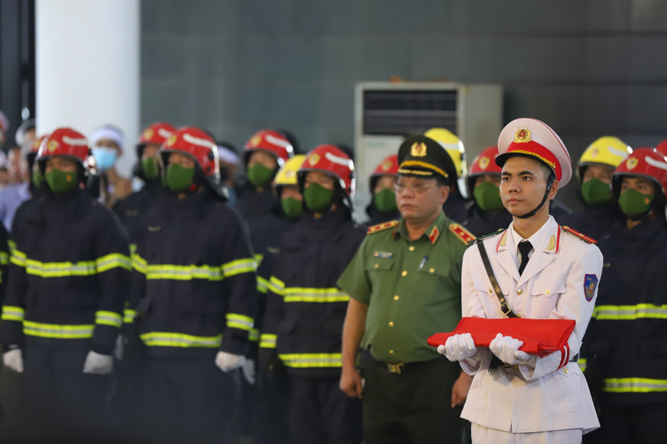 Ngày 2/8, Chủ tịch nước Cộng hòa xã hội chủ nghĩa Việt Nam đã ký Quyết định truy tặng Huân chương chiến công Hạng Nhất; Thủ tướng Chính phủ đã ký cấp bằng 'Tổ quốc ghi công'; Bộ trưởng Bộ Công an đã ký các Quyết định thăng cấp bậc hàm vượt cấp đối với 3 đồng chí: Thượng tá Đặng Anh Quân, Thượng úy Đỗ Đức Việt và Hạ sỹ Nguyễn Đình Phúc. (Ảnh: Hoài Nam/Vietnam+)