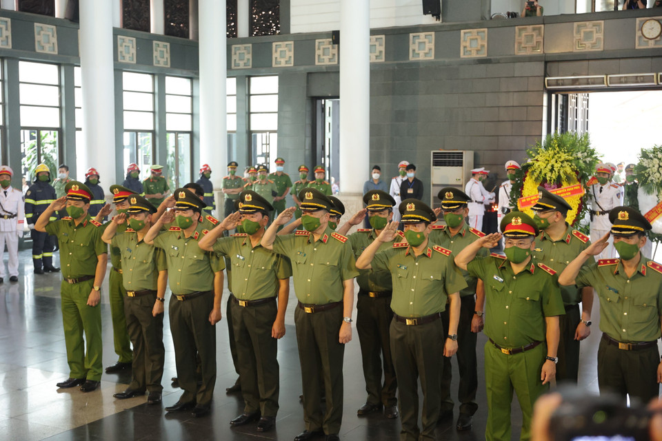 Trong âm hưởng trầm buồn của ca khúc 'Hồn tử sĩ,' Bộ trưởng Tô Lâm cùng các đại biểu đã dâng nén hương thơm tưởng, đặt các vòng hoa nhớ 3 liệt sỹ, dành phút mặc niệm và đi vòng quanh linh cữu tiễn biệt các đồng chí. (Ảnh: Hoài Nam/Vietnam+)